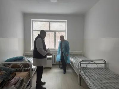 Айтматов райондук мамлекеттик администрация башчысы-аким  Нурланбек Умаров Кызыл-Адыр айылындагы райондук жалпы дарыгердик практика борборунун имаратынын абалы менен жеринде таанышты.