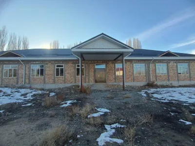 Айтматов райондук мамлекеттик администрация башчысы-аким Нурланбек Умаров Шекер жана Чолпонбай айылдарындагы социалдык объектилердин абалы, ошондой эле скважиналар казыла турган аймактар менен жеринен таанышты.